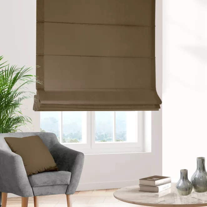 Roleta rzymska jasnobrązowa z tkaniny trudnopalnej, zaciemniającej, typu blackout