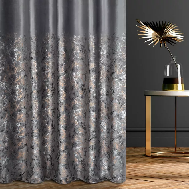 Zasłona szyta na taśmie 5 cm grafitowo szampańska z welwetowej tkaniny z błyszczącym nadrukiem od dołu