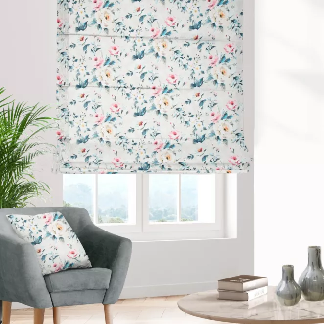 Roleta rzymska jasnokremowo turkusowa z tkaniny o naturalnym splocie z nadrukowanym kwiatowym wzorem