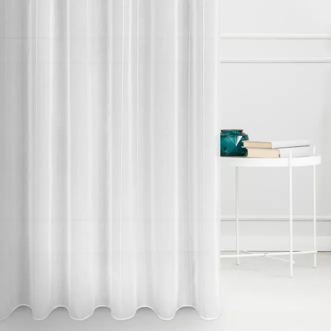 Firana szyta na taśmie 5 cm biała z miękkiej tkaniny o naturalnym splocie z pionowymi pasami, wykończona obciążnikiem