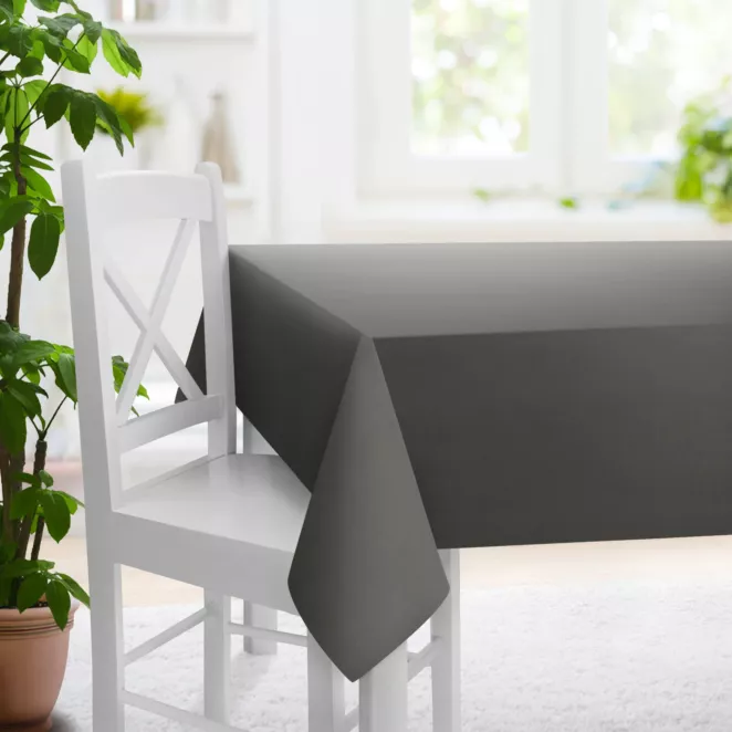 Obrus szyty grafitowy z gładkiej tkaniny z delikatnym połyskiem
