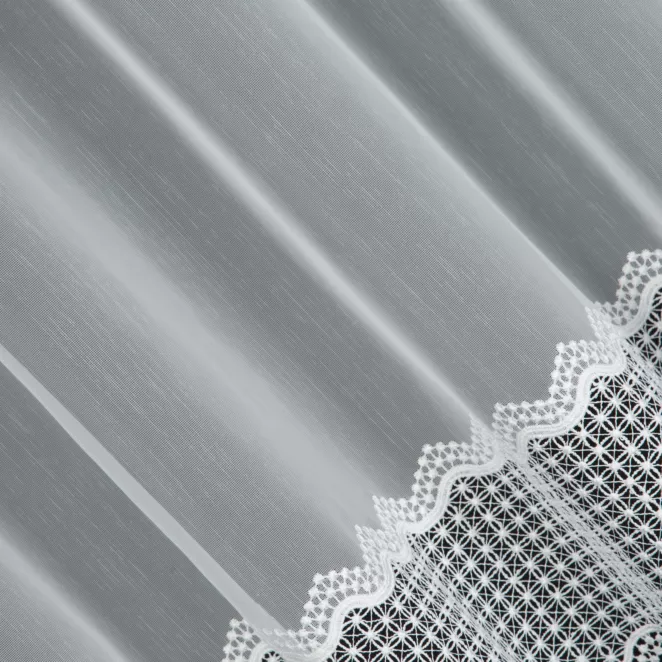 P276/1 Firana szyta na taśmie 5 cm biała z matowej tkaniny ozdobionej geometryczną aplikacją