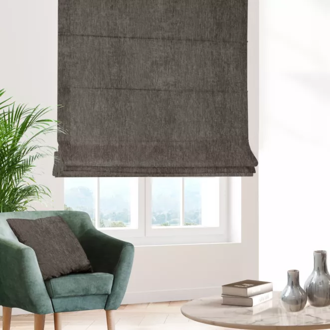 Roleta rzymska beżowa z tkaniny o szenilowej strukturze