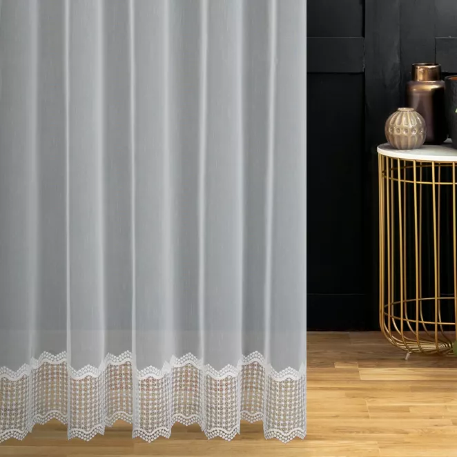 Firana szyta na flexach biała z matowej tkaniny ozdobionej geometryczną aplikacją