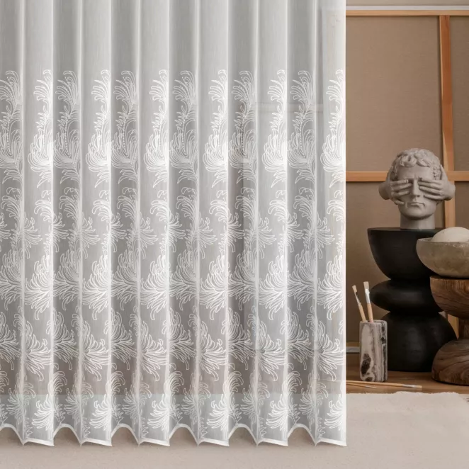 Firana szyta na taśmie 5 cm biała z tkaniny z efektem deszczyku zdobionej fantazyjnym haftem