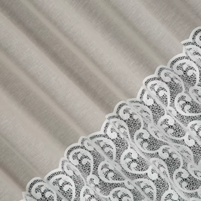 E15/2 Firana szyta na taśmie 5 cm beżowo naturalna z matowej etaminy, zdobiona dołem szerokim pasem fantazyjnej aplikacji Italissima Eva Minge