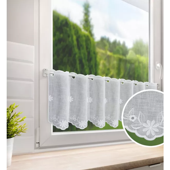 Tkanina firanowa zazdrostka z etaminy zdobiona haftem kwiatuszków