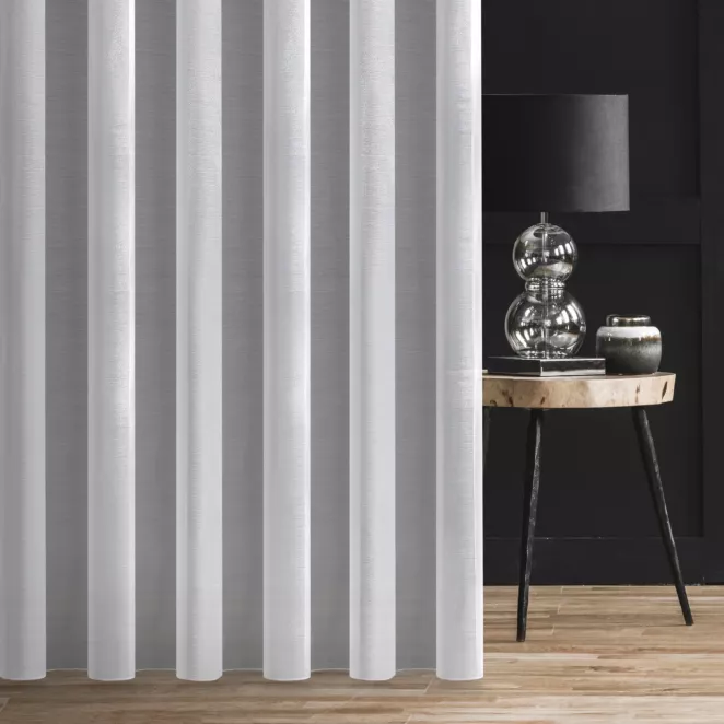 Firana szyta na taśmie 5 cm MAXIMA biała z miękkiej batystowej tkaniny o delikatnym połysku, wykończona obciążnikiem Italissima Eva Minge