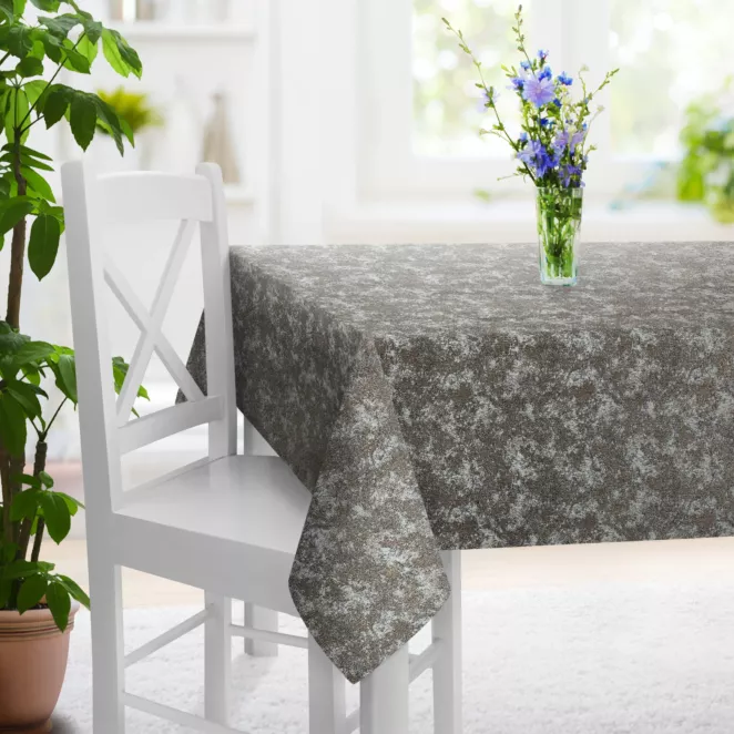 Obrus szyty brązowy z miękkiej tkaniny szenilowej z efektem przecierki, przetykana nicią metaliczną