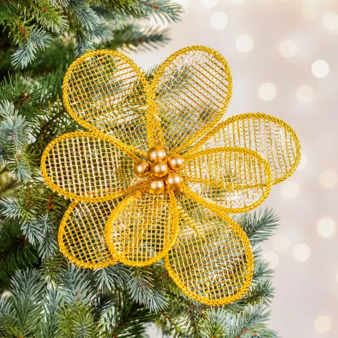 Kwiat świąteczny z ażurowej tkaniny z perełkami
