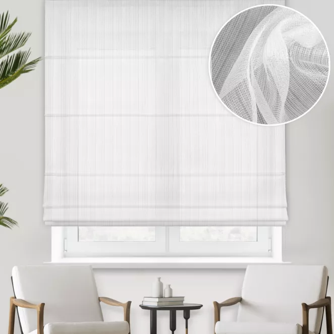 Roleta rzymska biała z delikatnego materialu z efektem deszczyku, wykończona obciąznikiem