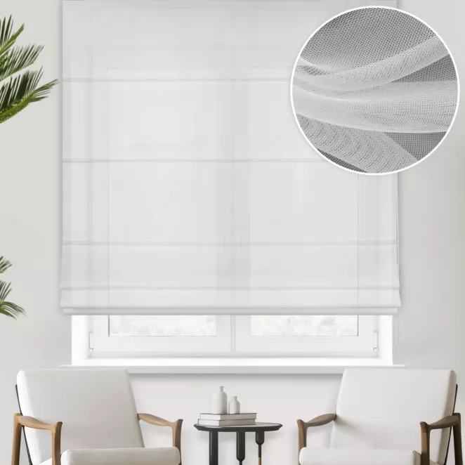 Roleta rzymska biała z delikatnie połyskującej tkaniny typu PERU z efektem opalizującym, wykończona obciążnikiem
