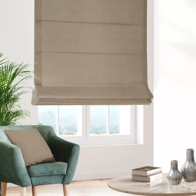 Roleta rzymska ENYA ciemnobeżowa z miękkiej półmatowej tkaniny welwetowej
