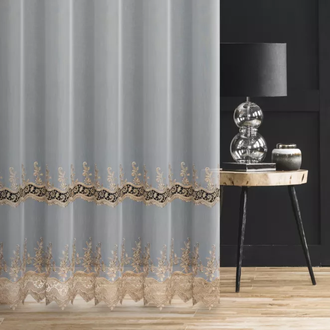 Tkanina firanowa z matowej markizety zdobiona dołem ażurową aplikacją i haftem