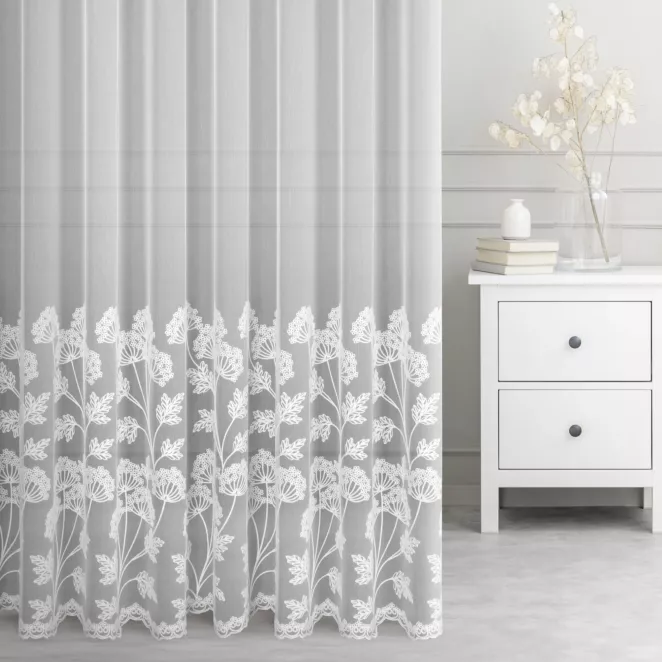 Firana szyta na taśmie 5 cm biała z delikatnej tkaniny typu aden zdobiona roślinnym haftem