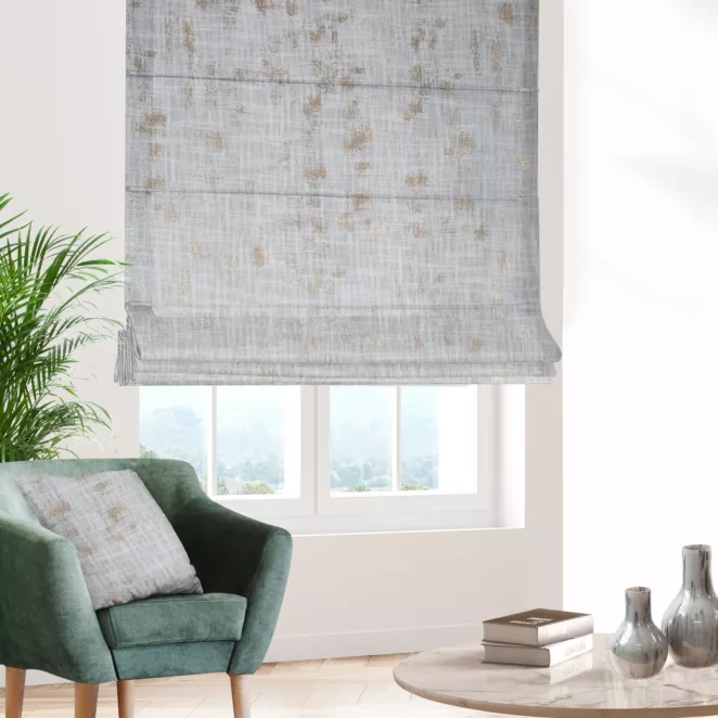 Roleta rzymska naturalno złocista z tkaniny o naturalnym splocie, zdobiona błyszczcącym nadrukiem Italissima Eva Minge