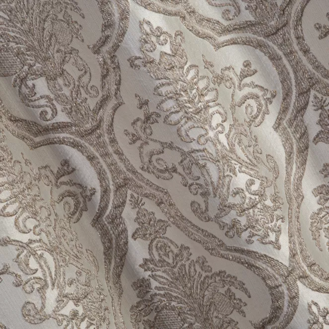 M145/5 Zasłona szyta na taśmie 5 cm CASSIA beżowo srebrna z ekskluzywnej tkaniny o wypukłym wzorze ornamentowym i delikatnym połysku Italissima Eva Minge
