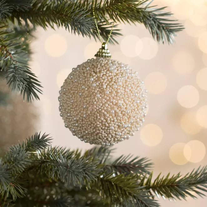 Bombka choinkowa zdobiona drobnymi kuleczkami