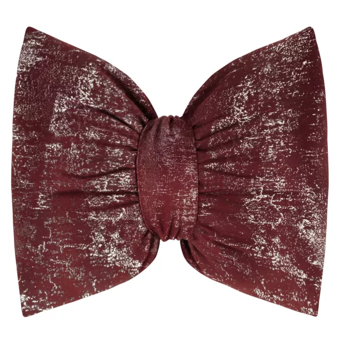 Poduszka 45x55 cm welwetowa kolor bordowy w kształcie kokardy z przecieranym lśniącym wzorem KODARDA 1