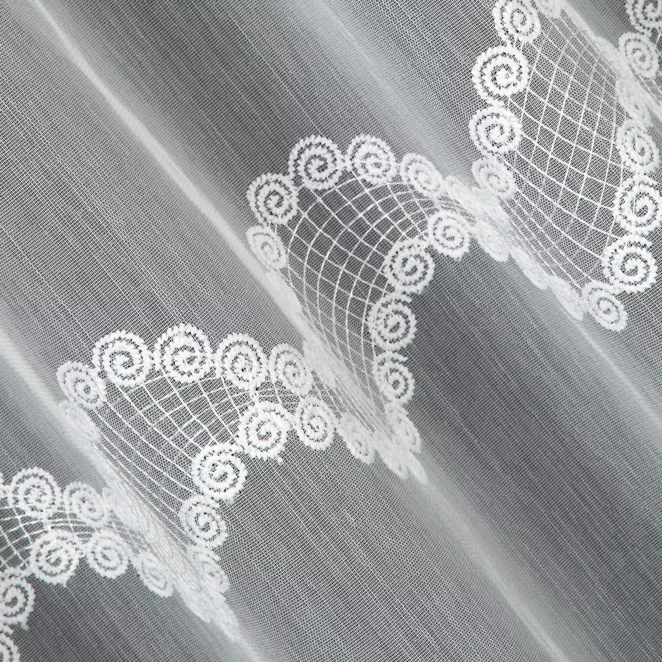 P211/2 Firana szyta na taśmie 5 cm LEANDRA biała z matowej tkaniny haftowanej w falujący wzór