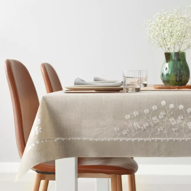 Obrus na stół beżowy 140x180 cm ADELINE z dodatkiem lnu zdobiony haftem