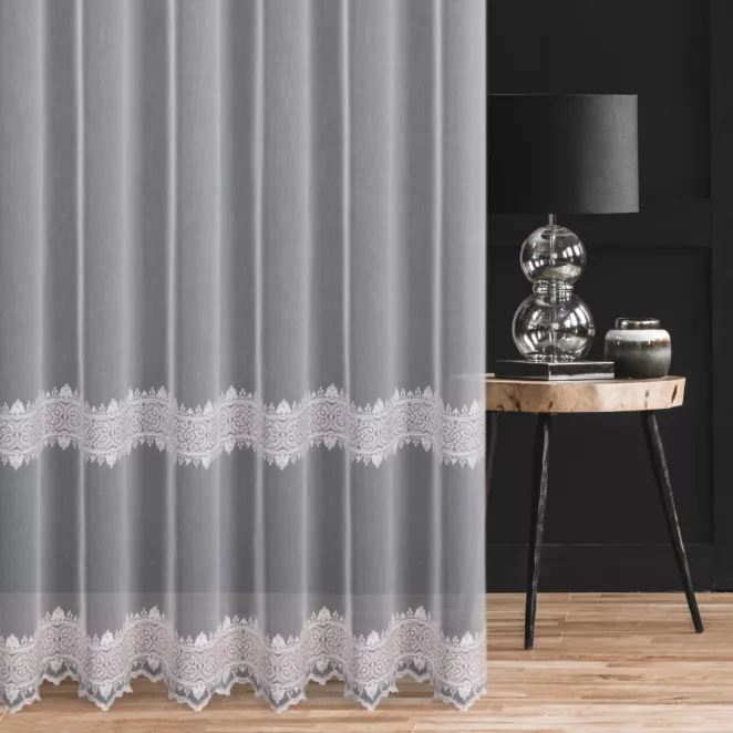 Firana szyta na taśmie 5 cm biało beżowa z matowej tkaniny ADEN haftowanej w geometryczny wzór