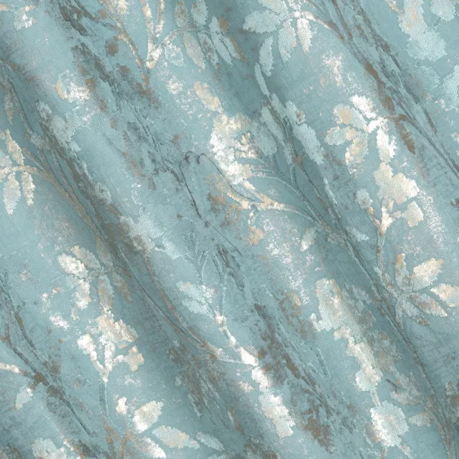 R185/4 Zasłona szyta na taśmie 5 cm niebiesko złocista z grubej, welwetowej tkaniny z roślinnym wzorem, zdobiona delikatnie połyskującym nadrukiem