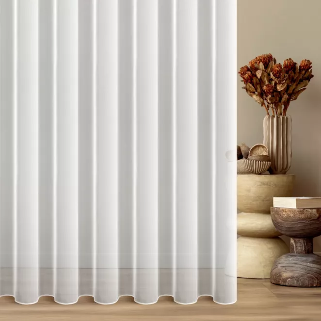 Firana szyta na taśmie 5 cm biała z matowej miękkiej w dotyku tkaniny PERU, wykończona obciążnikiem