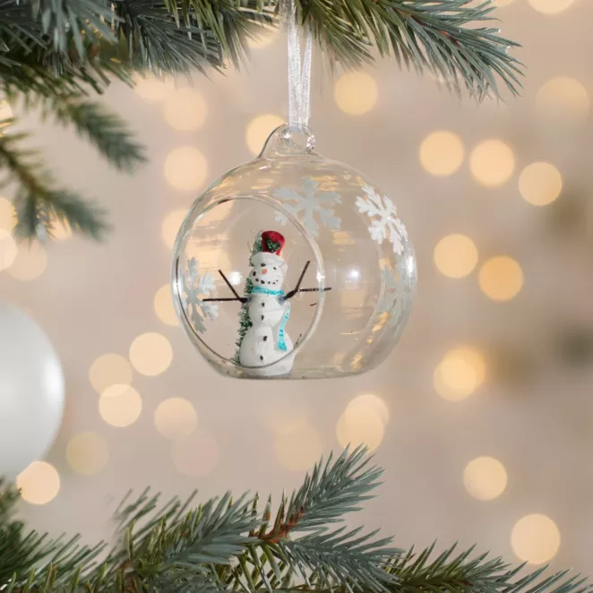 Szklana bombka z otworem zdobiona ręcznie śnieżynkami i uroczym bałwanem z choinką
