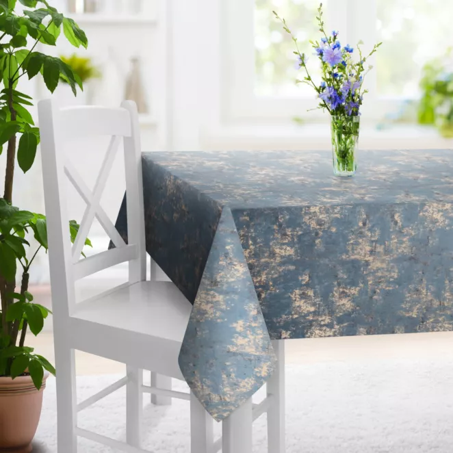 Obrus szyty ciemnoniebiesko złoty z grubej, matowej tkaniny welwetowej z połyskliwym nadrukiem Italissima Eva Minge