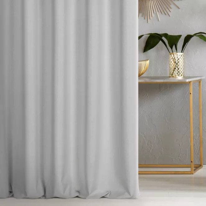 Zasłona szyta na taśmie 5 cm srebrna ze strukturalnej tkaniny typu blackout, zaciemniająca w 100%