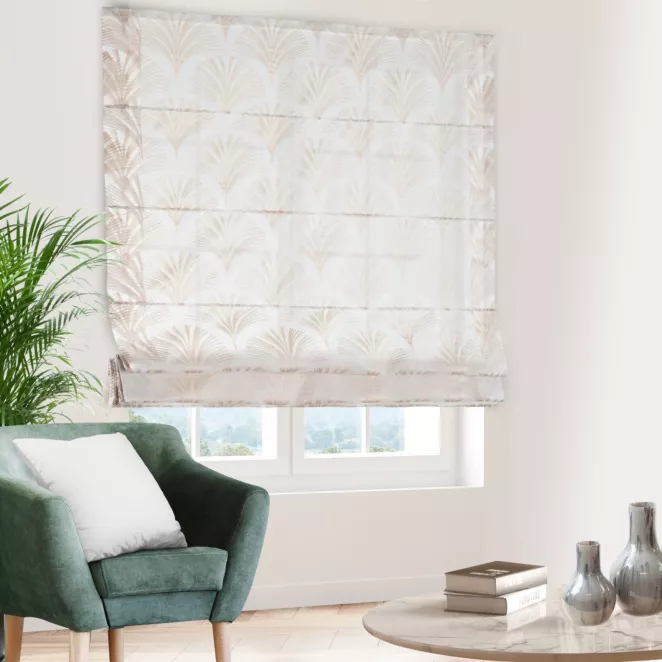 Roleta rzymska biało złota z tkaniny typu BATYST z delikatnie połyskującym, geometrycznym nadrukiem na całości tkaniny, wykończona obciążnikiem