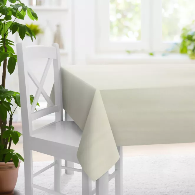 Obrus szyty ciemnokremowy z tkaniny z dodatkiem połyskującej nici, z widocznym ozdobnym splotem