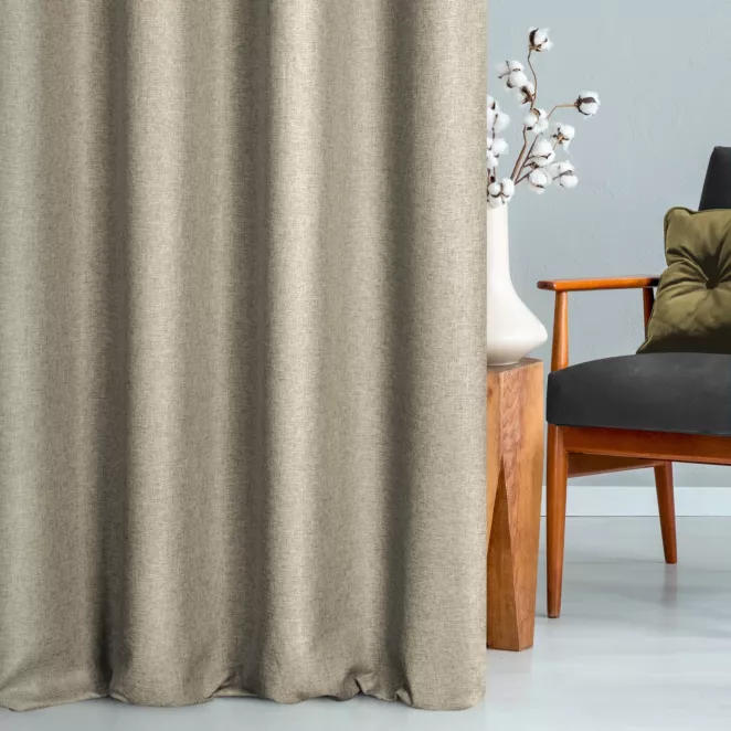 Zasłona szyta na taśmie 5 cm ciemnobeżowa z tkaniny trudnopalnej, zaciemniającej, typu blackout z efektem melanżu