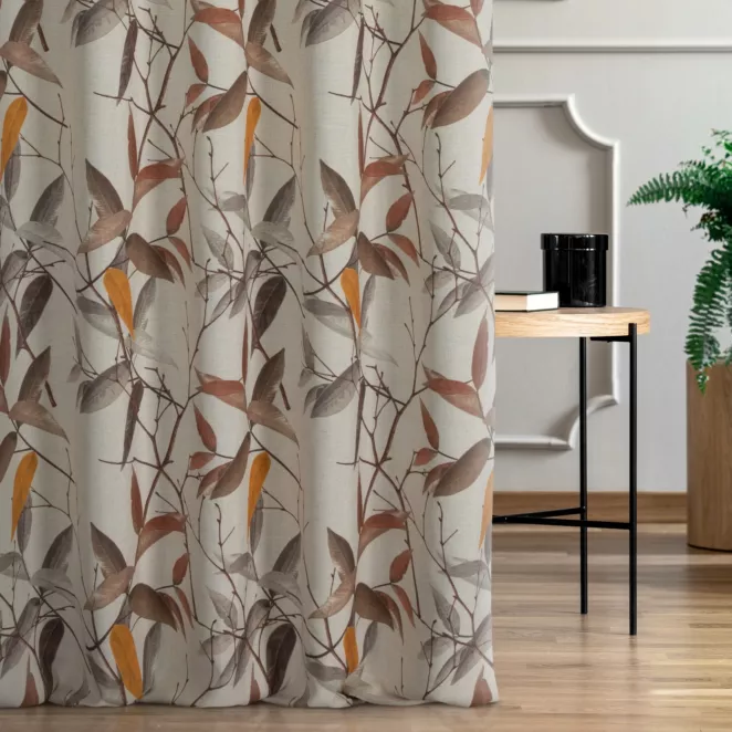 Zasłona szyta na taśmie 5 cm brązowo kremowa z tkaniny o naturalnym splocie z dodatkiem lnu, zdobionej nadrukiem w kształcie liści