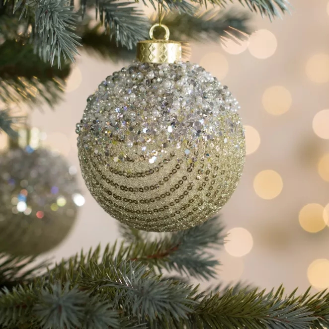 Bombka choinkowa zdobiona drobnymi koralikami