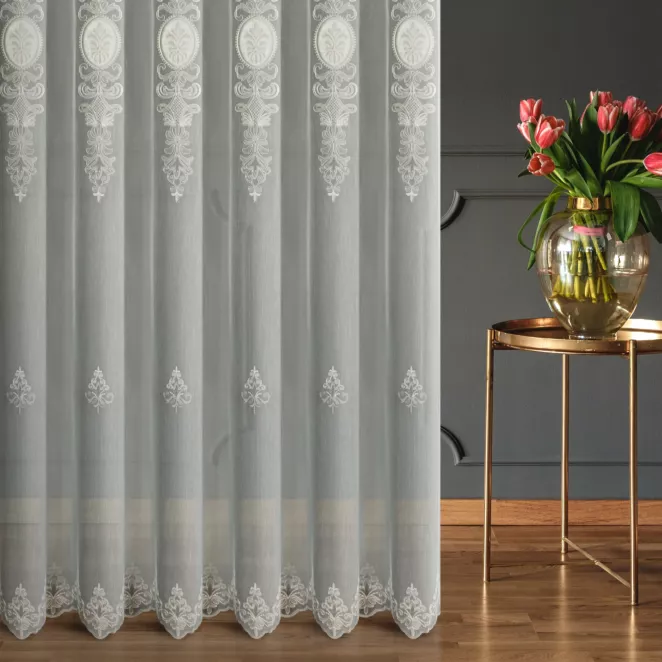 Firana szyta na taśmie 5 cm naturalno popielata z delikatnej tkaniny typu aden, wykończonej kordonkowym haftem Italissima Eva Minge