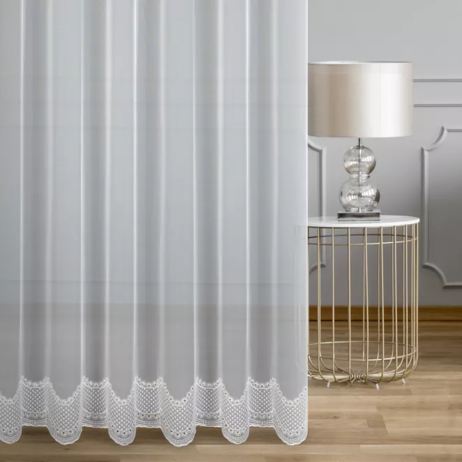 Tkanina firanowa delikatna siateczka ozdobiona ażurowym haftem