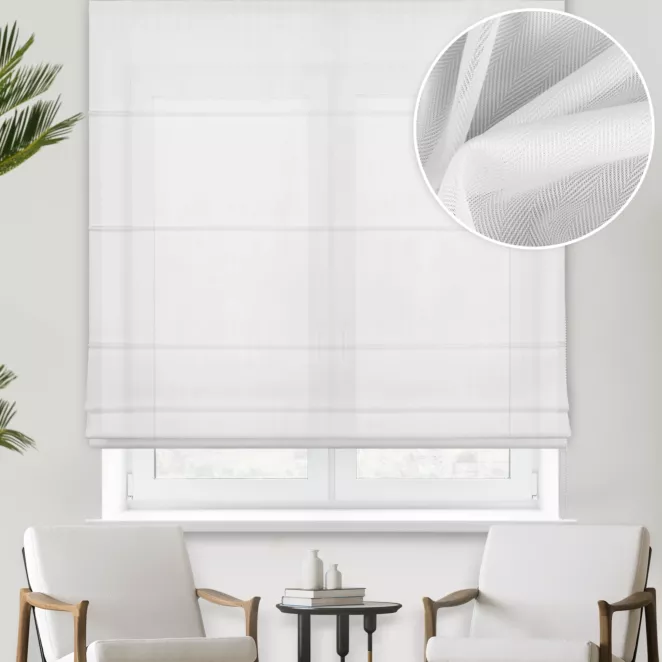 Roleta rzymska biała z matowej tkaniny o charakterystycznym jodełkowym wzorze, wykończona obciążnikiem