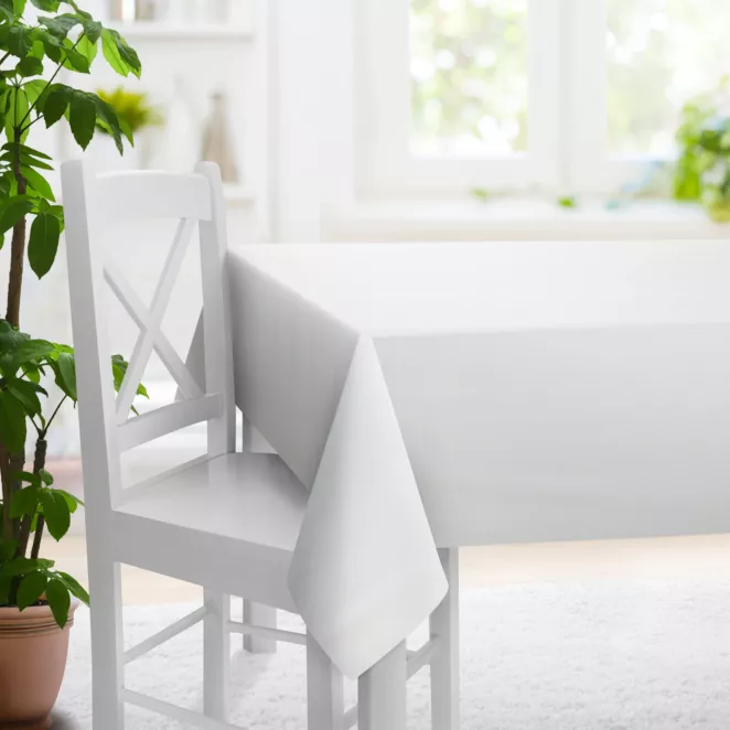 Obrus szyty jasnokremowy z miękkiej tkaniny o naturalnym splocie w stylu ekologicznym