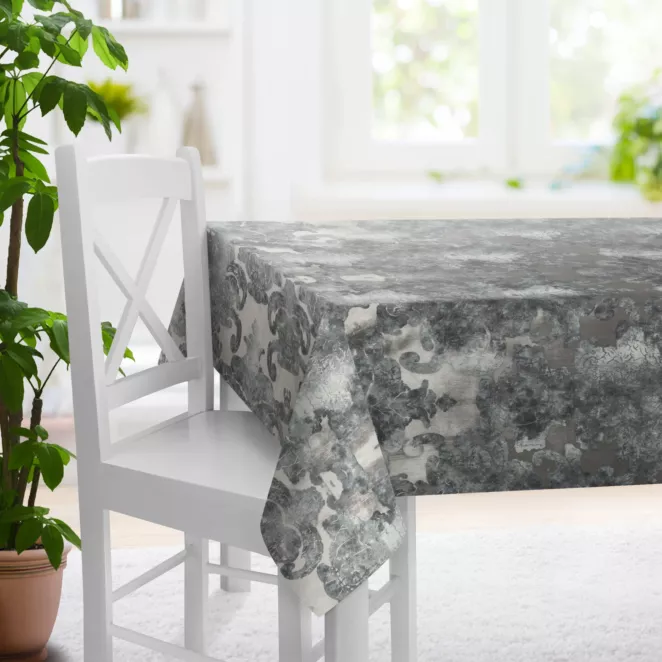 Obrus szyty srebrno niebieski z miękkiej, welwetowej tkaniny w duży wzór ornamentowy Italissima Eva Minge