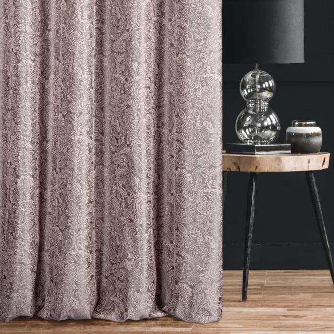 Zasłona szyta na taśmie 5 cm ASETTA popielato pudrowa z eleganckiej tkaniny z fantazyjnym połyskliwym wzorem Italissima Eva Minge