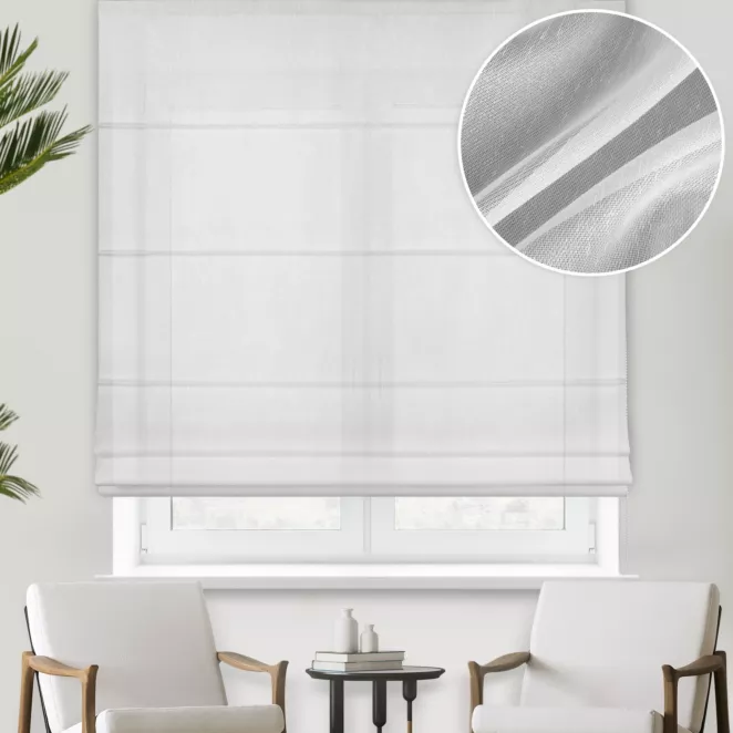 Roleta rzymska biała z tkaniny z efektem deszyku oraz dodatkiem połyskującej nici, wykończona obciążnikiem