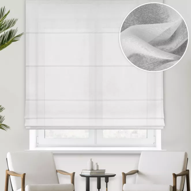 Roleta rzymska biała z delikatnej połyskującej tkaniny o strukturze deszczyku wykończonej obciążnikiem