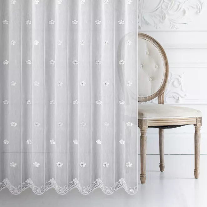 Firana szyta na taśmie 5 cm LEYA biało srebrna z matowej tkaniny haftowanej w drobny kwiatowy wzór z ażurem