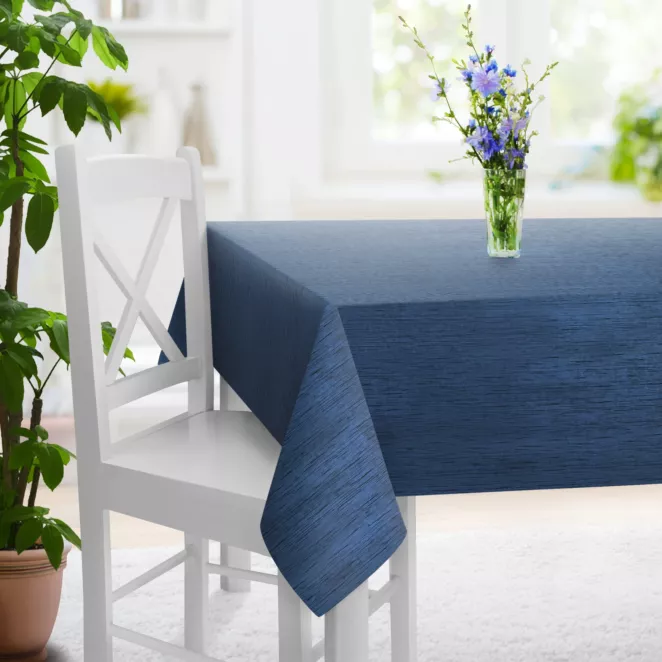 Obrus szyty ciemnoniebieski z tkaniny welwetowej w pionowe prążki, wykończona obciążnikiem
