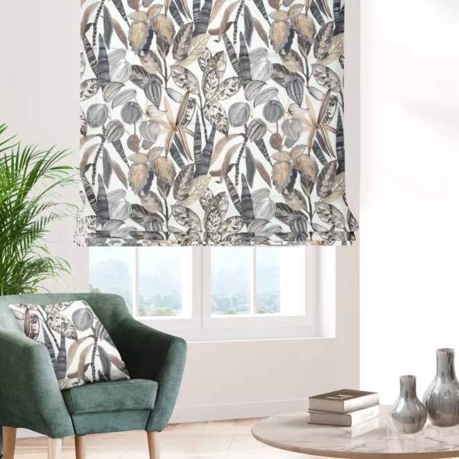 Roleta rzymska beżowo grafitowa z tkaniny o naturalnym splocie z nadrukowanym kwiatowym wzorem