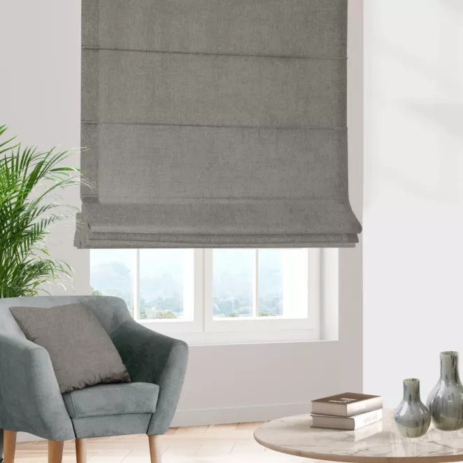Roleta rzymska szara z miękkiej w dotyku tkaniny szenilowej