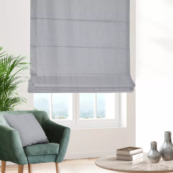 Roleta rzymska popielata z półmatowej etaminy z efektem melanżu, wykończona obciążnikiem