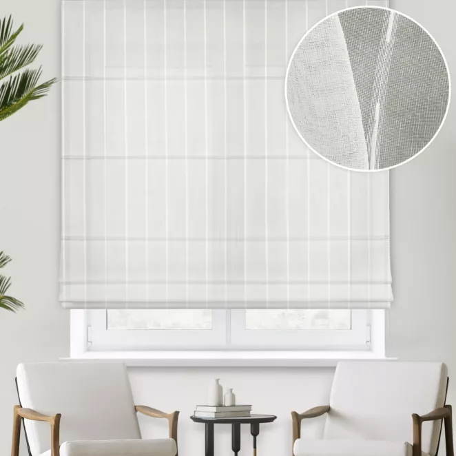 Roleta rzymska kremowa z tkaniny w pionowe pasy i efektem deszczyku, wykończona obciążnikiem